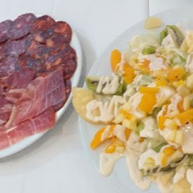 Restaurante Casa Enrique salami y ensalada