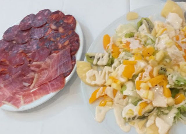 Restaurante Casa Enrique salami y ensalada