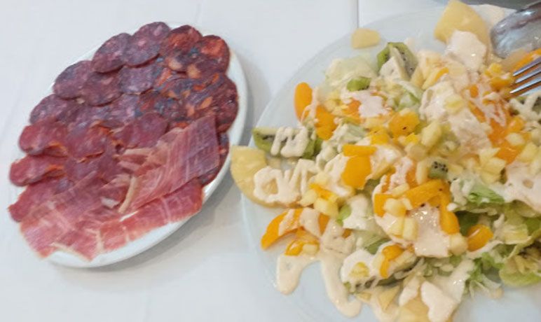 Restaurante Casa Enrique salami y ensalada