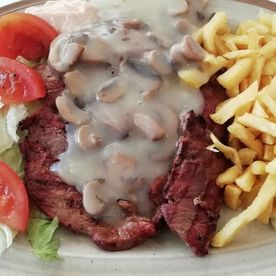 Restaurante Casa Enrique carne con papas y ensalada