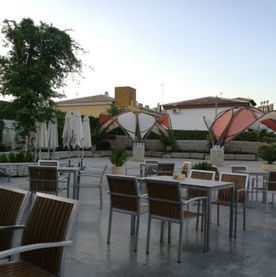 Restaurante Casa Enrique terraza con sillas