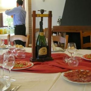 Restaurante Casa Enrique mesa con salami