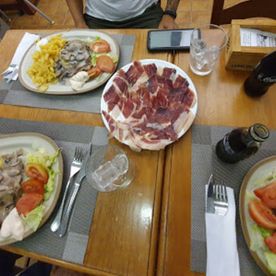 Restaurante Casa Enrique mesa con platos de comida