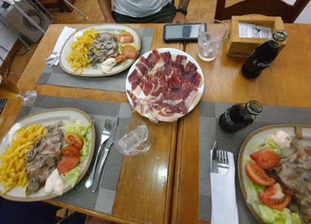 Restaurante Casa Enrique mesa con platos de comida