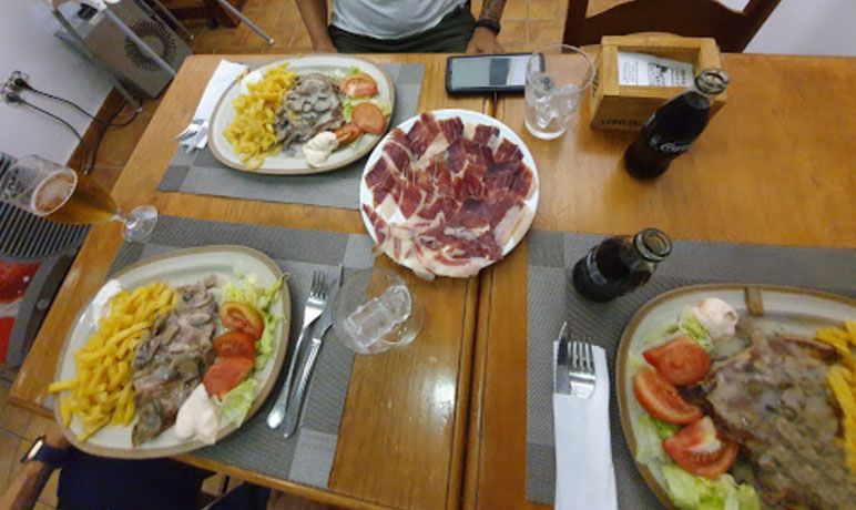 Restaurante Casa Enrique mesa con platos de comida