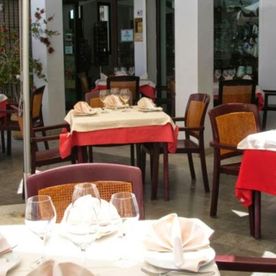 Restaurante Casa Enrique sillas y mesas del restaurante