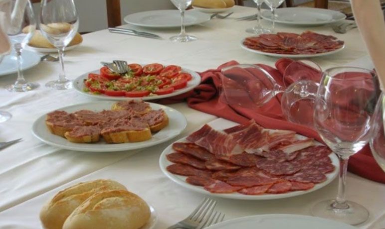 Restaurante Casa Enrique platos con salami