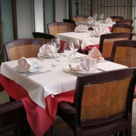 Restaurante Casa Enrique mesas y sillas del interior