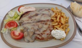 Restaurante Casa Enrique carne en salsa con papas fritas