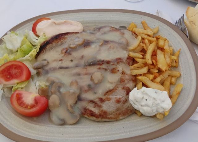 Restaurante Casa Enrique carne en salsa con papas fritas